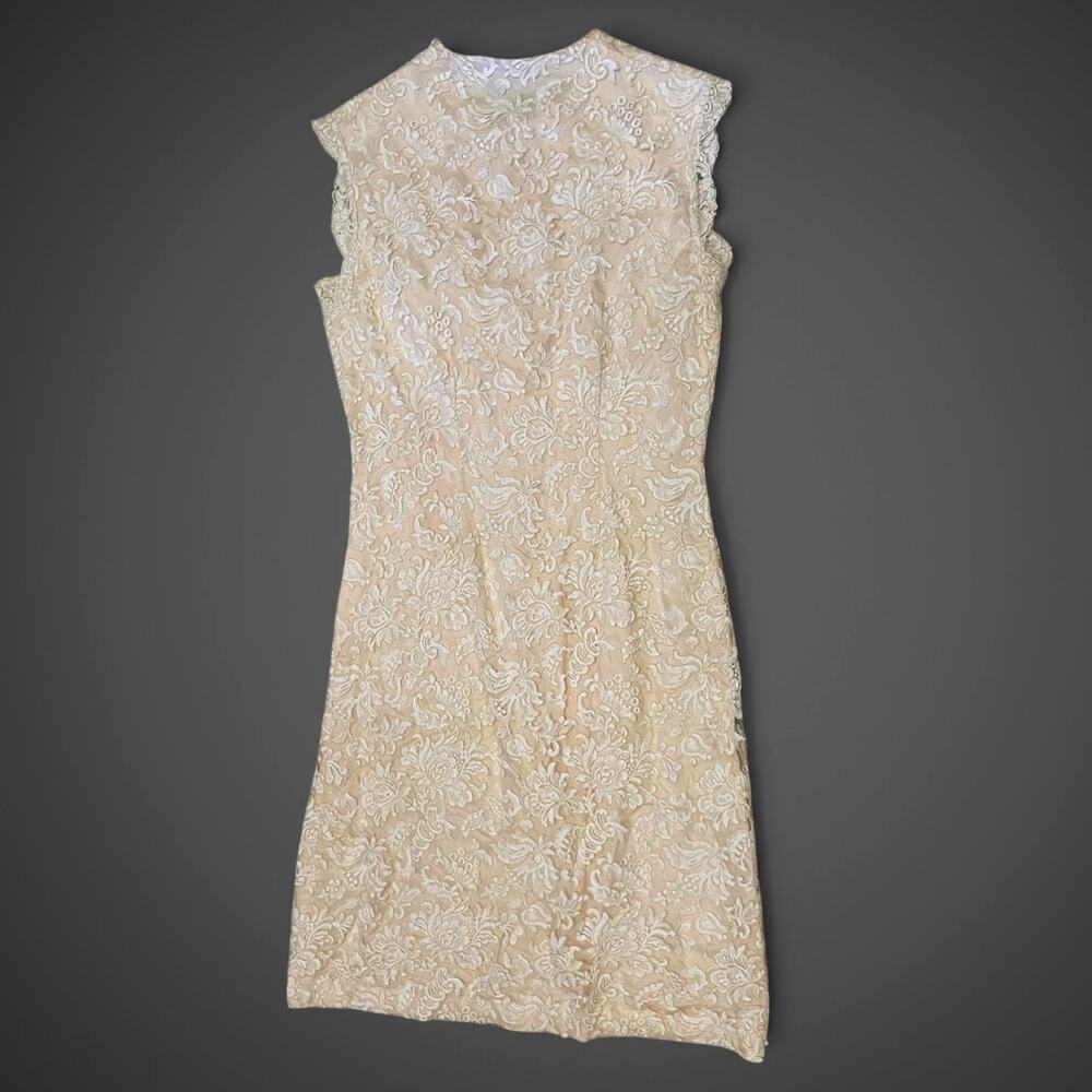 Vintage 1960s Sisto’s Ivory/Blush Corded Lace Pearl Button Cocktail Sheath Dress - Picture 3 of 9